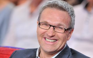 Pour sa longévité, l'animateur de télévision a été « récompensée » par une marionnette aux « Guignols de l'Info ».