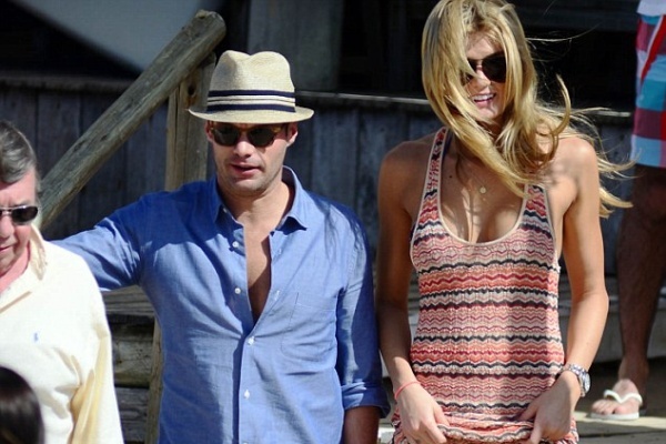 Ryan Seacrest et Shayna Taylor