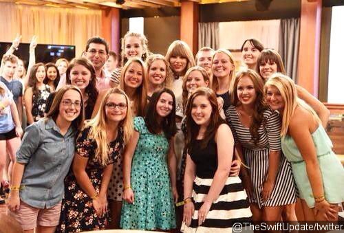 taylor swift joined et ses fans pour une pizza party à son apartment
