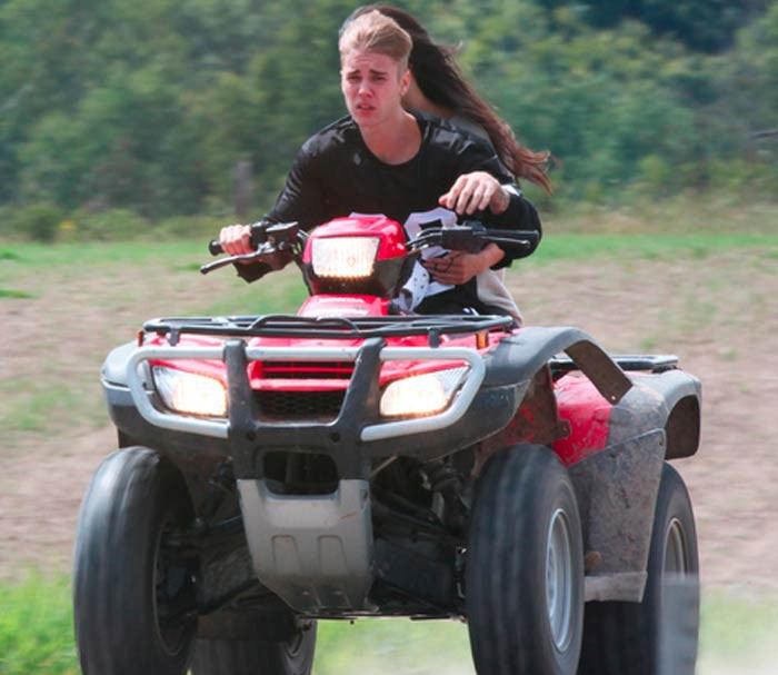 Justin Bieber et Selena GOmez sur un quad