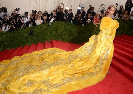 Rihanna au Met-Ball sa robe-est-la-risee-du-web