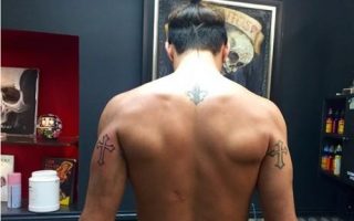 Thomas Vergara publie une image de lui torse nu, sur laquelle on peut clairement aperçevoir son tout nouveau tatouage, une croix noire
