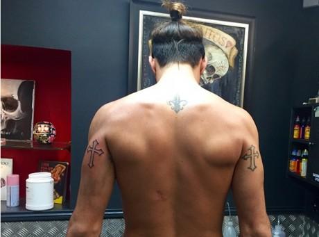 Thomas Vergara publie une image de lui torse nu, sur laquelle on peut clairement aperçevoir son tout nouveau tatouage, une croix noire