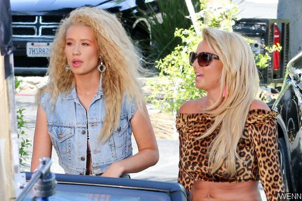 britney spears and iggy azalea reportedly to perform pretty girls at billboard music awards