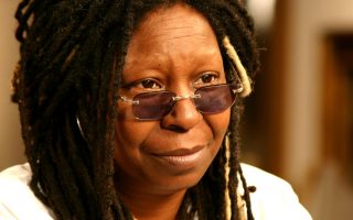 Whoopi Goldberg menacé pour son soutien à Bill Cosby