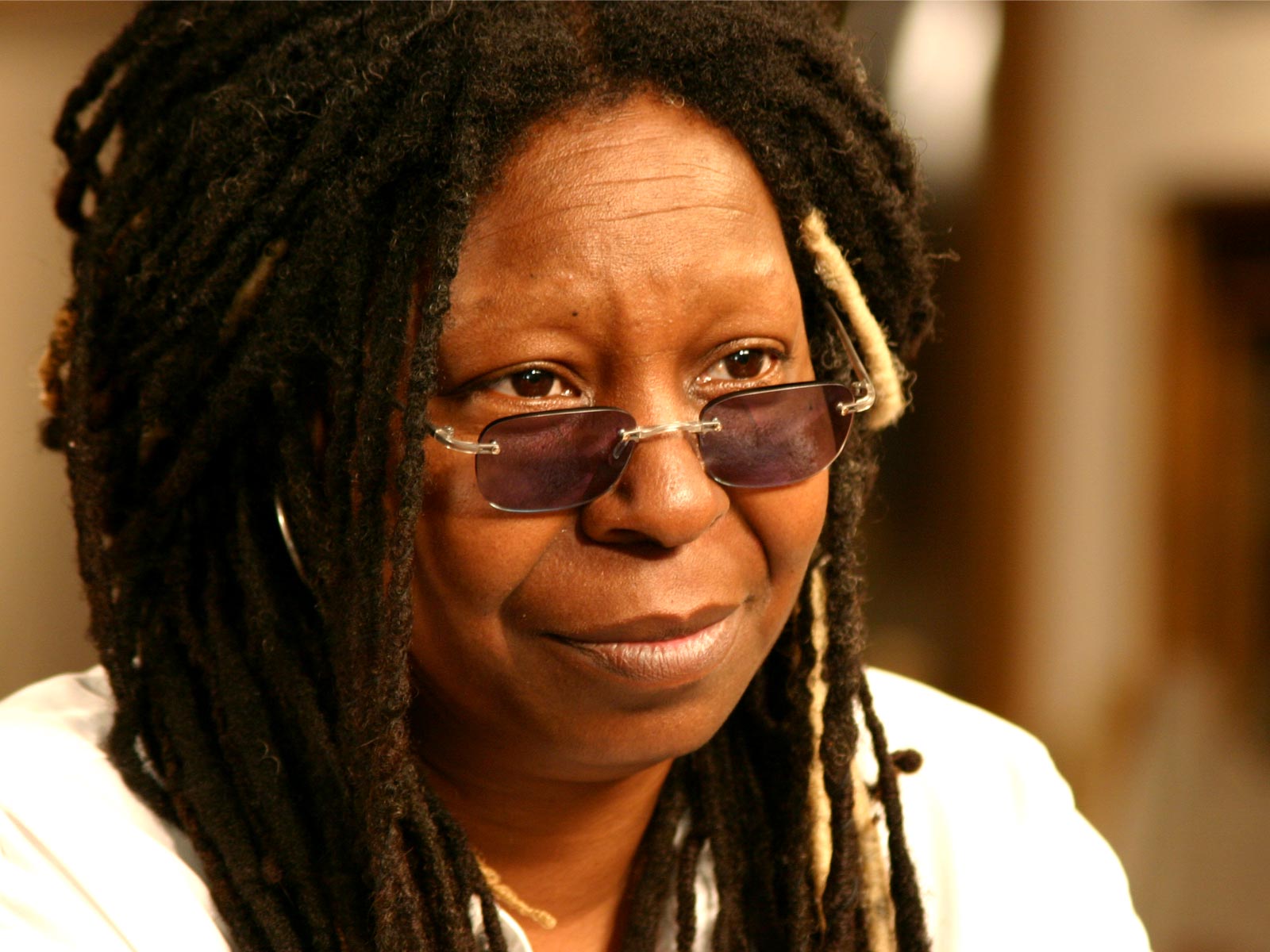 Whoopi Goldberg menacé pour son soutien à Bill Cosby