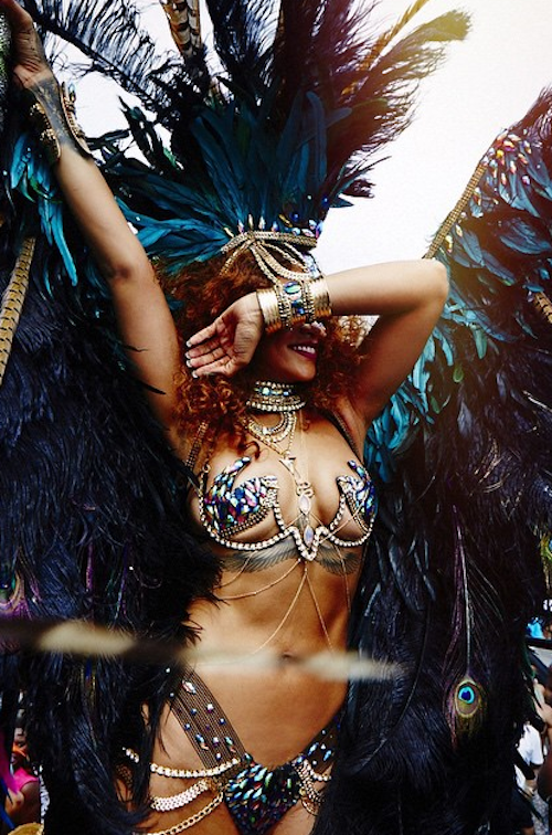 Photos-Rihanna-plumes-strass-et-twerk-endiable-en-direct-du-carnaval-de-la-Barbade_portrait_w674