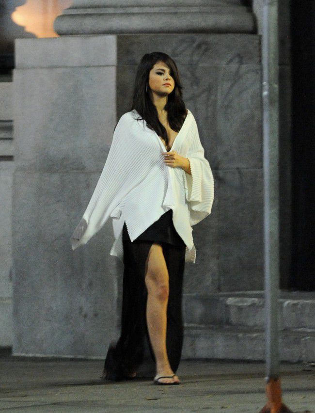 Selena-Gomez-sur-le-tournage-de-son-nouveau-clip-a-Los-Angeles-le-15-aout-2015_portrait_w674
