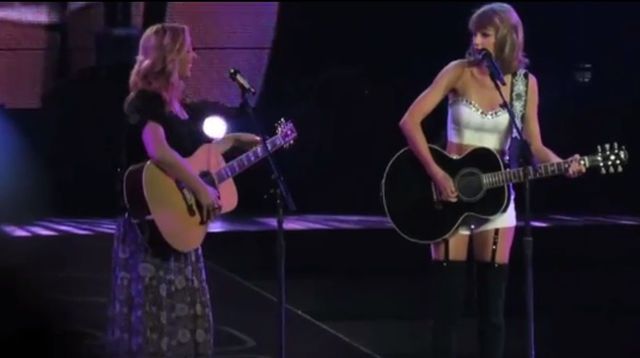 taylor swift a fait venir lisa kudrow sur scene pour interpreter la chanson smelly cat de friends 5403959