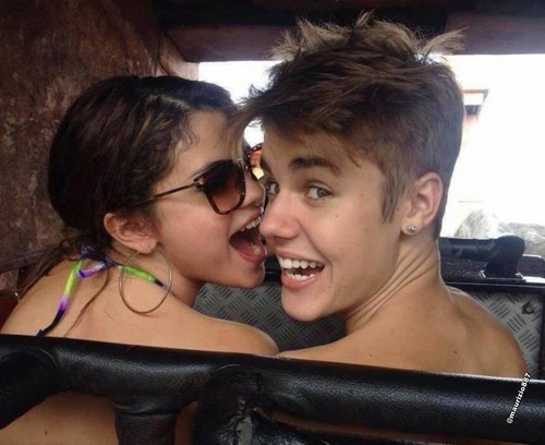 Justin and Selena justin bieber 34491104 500 408