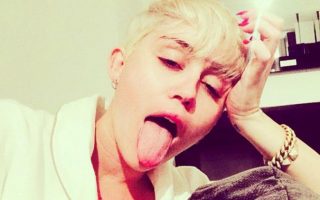 Après l'epoustouflant show de Miley Cyrus aux MTV VMA 2015, la chanteuse souffre d'une angine et est clouée au lit