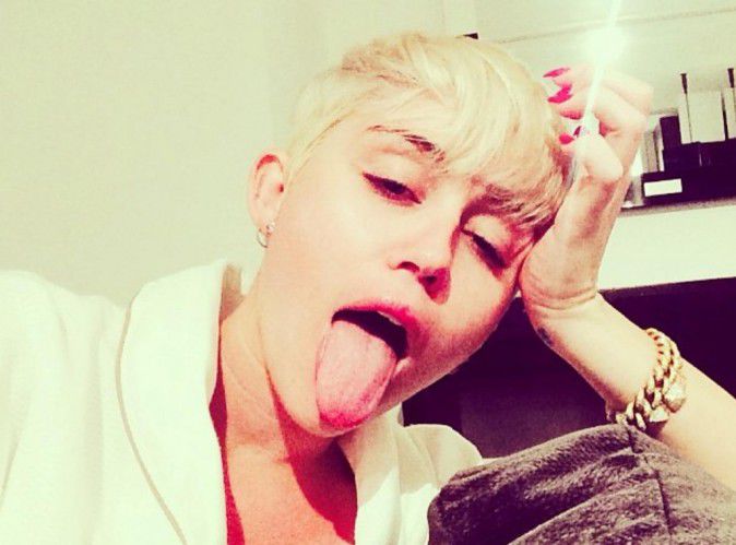 Après l'epoustouflant show de Miley Cyrus aux MTV VMA 2015, la chanteuse souffre d'une angine et est clouée au lit