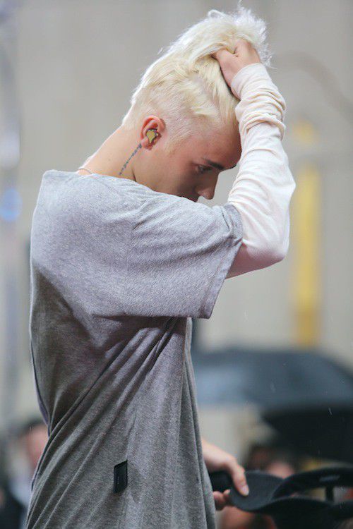 Photos-Justin-Bieber-passe-de-nouveau-au-blond-platine_portrait_w674-2