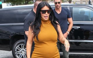 Kim Kardashian sexy en robe moulante pour une visite à des malades