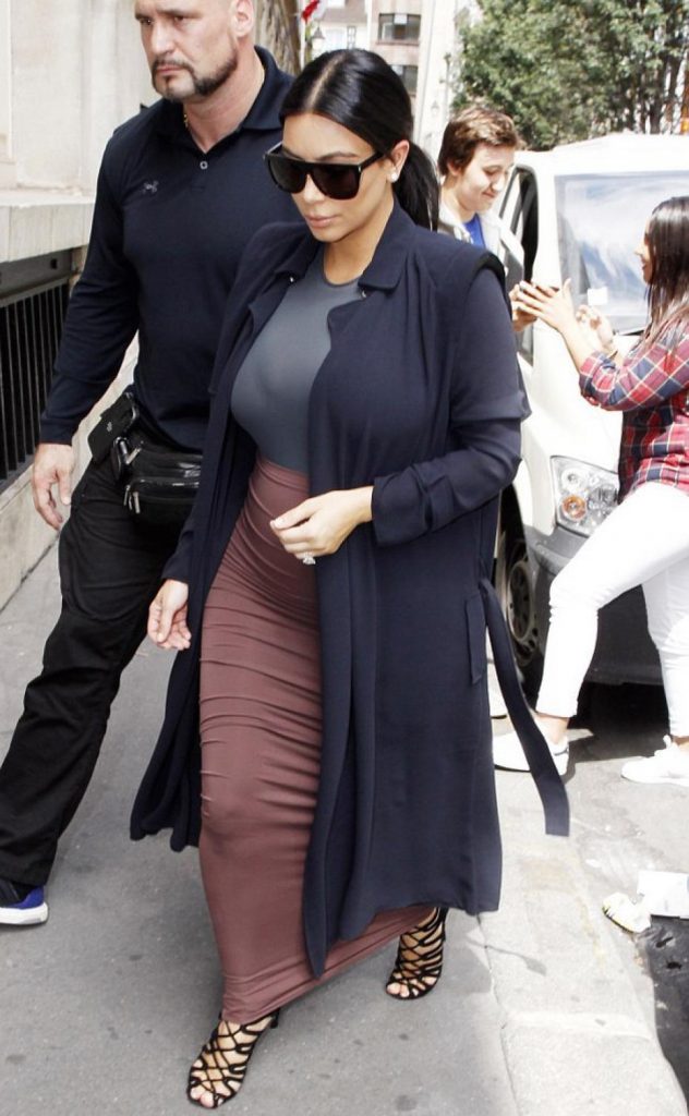 kim-kardashian-en-long-manteau-a-paris