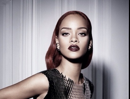 Rihanna égérie de Dior a pris la pose en combinaison moulante pour le magazine Dior