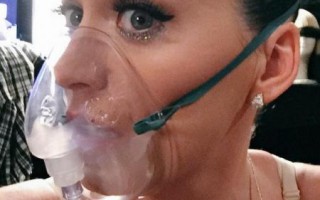 Katy Perry malade, la chanteuse monte sur scène avec un masque à oxygène sur le visage
