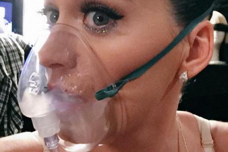Katy Perry malade, la chanteuse monte sur scène avec un masque à oxygène sur le visage