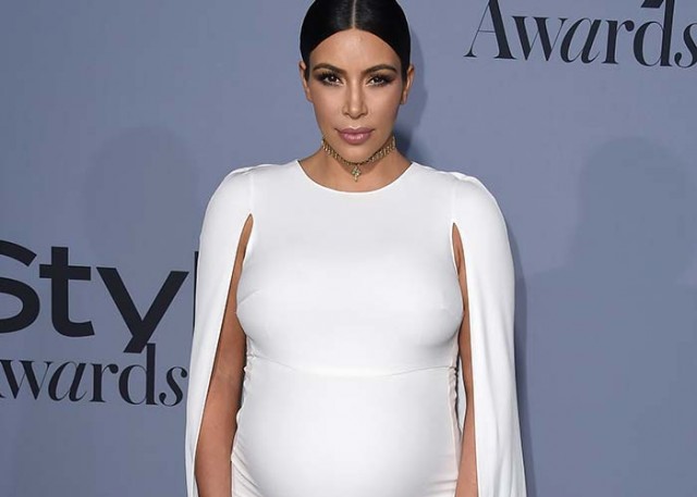 Kim Kardashian dans une robe ultra moulante pour les InStyle Awards