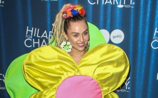 C'est déguisée en tournesol géant que miley Cyrus a foulé le tapis rouge des Hilarity For Charity le samedi derniet