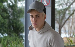 Justin Bieber s'est mis très en colere contre une fan après qu'elle lui ait agrippé la manche de son sweat