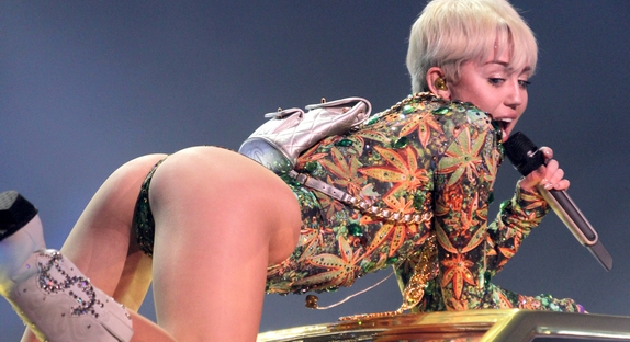 Miley Cyrus envisage de réaliser le clip de sa chanson Milky Milky Milk avec ses fans et les Flamings Lips qui se mettraient tous entièrement nus
