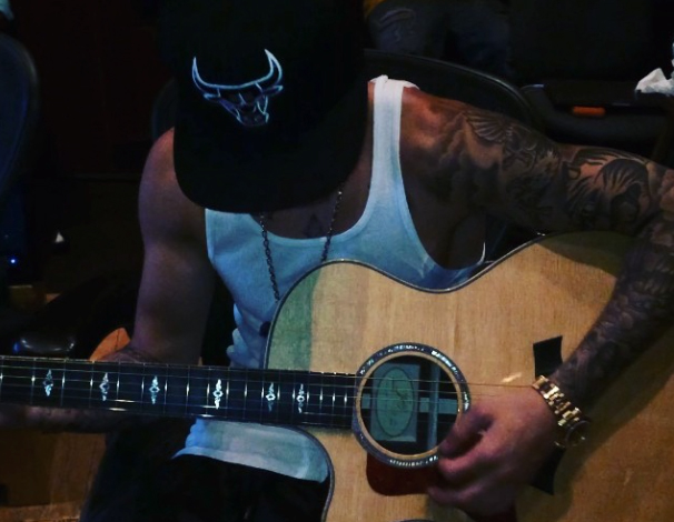 Justin Bieber avec sa guitare