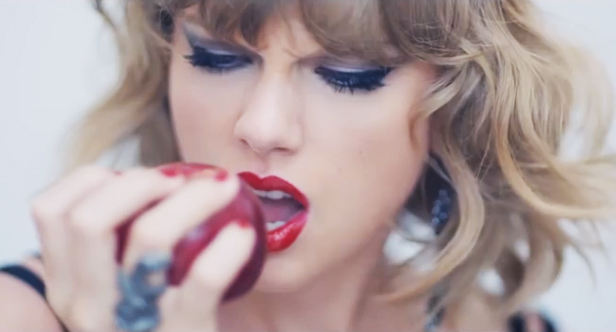 Taylor Swift Pomme dans son clip Blank Space