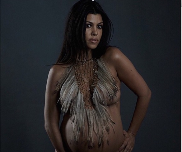 Kourtney Kardashian pose nue