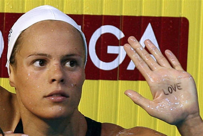 Laure Manaudou love à tout perdre