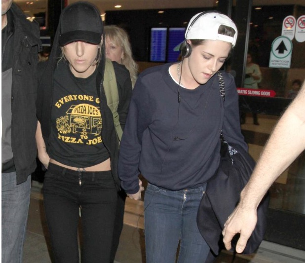 Kristen Stewart et Alicia Cargile à l'aéroport de Los Angeles