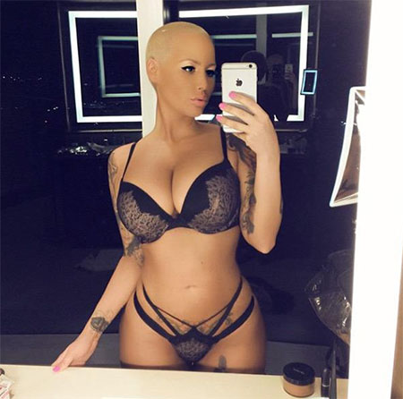 Amber Rose à moitié nue