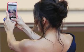 Eva-Longoria se fait un selfie malgré l'interdiction