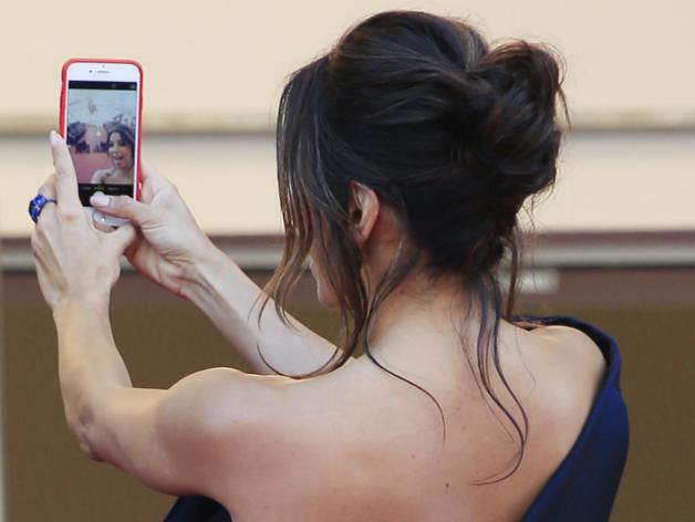 Eva-Longoria se fait un selfie malgré l'interdiction