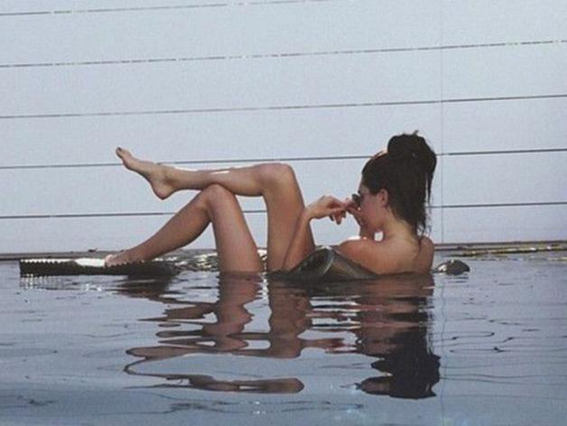 Kendall Jenner nue dans sa piscine la photo