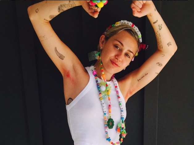 Miley Cyrus se colore les aisselles en rose