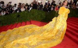 Rihanna au Met-Ball sa robe-est-la-risee-du-web