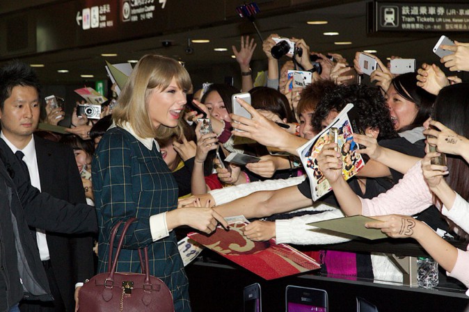 Taylor Swift debarque au Japon le 4 novembre 2014 portrait w674