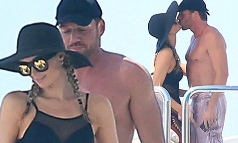 2 Paris Hilton has a romantic relationship with the millionaire Thomas Gross