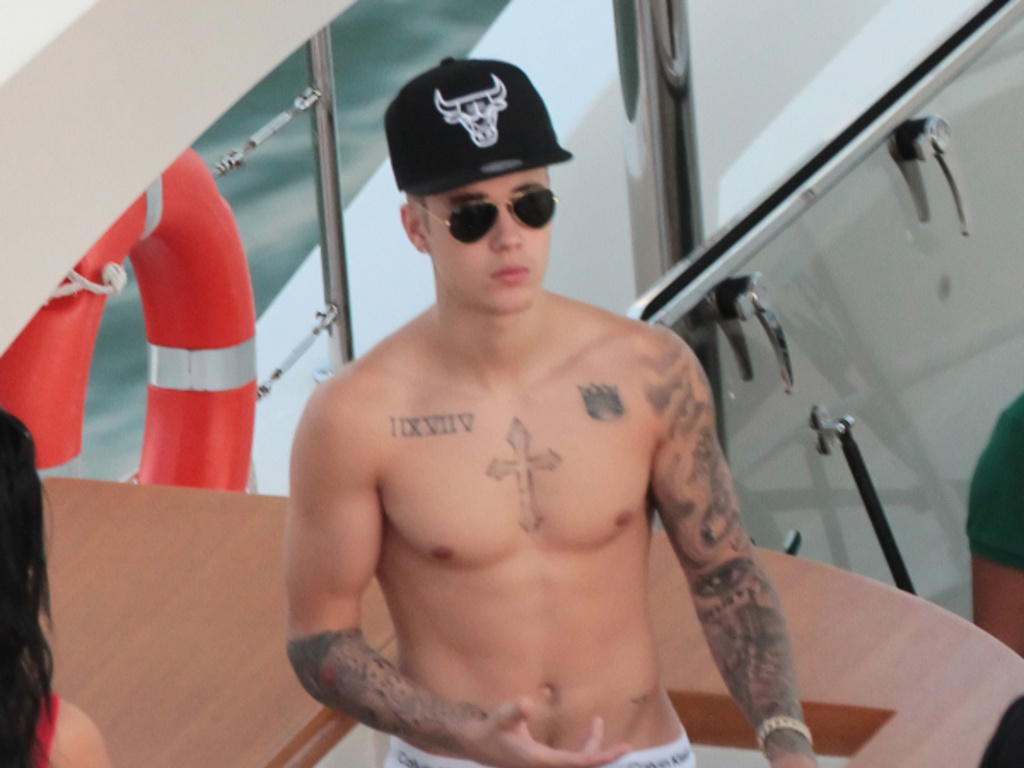 Justin Bieber celebrant la Fete Nationale sur un yacht a Miami le 3 juillet