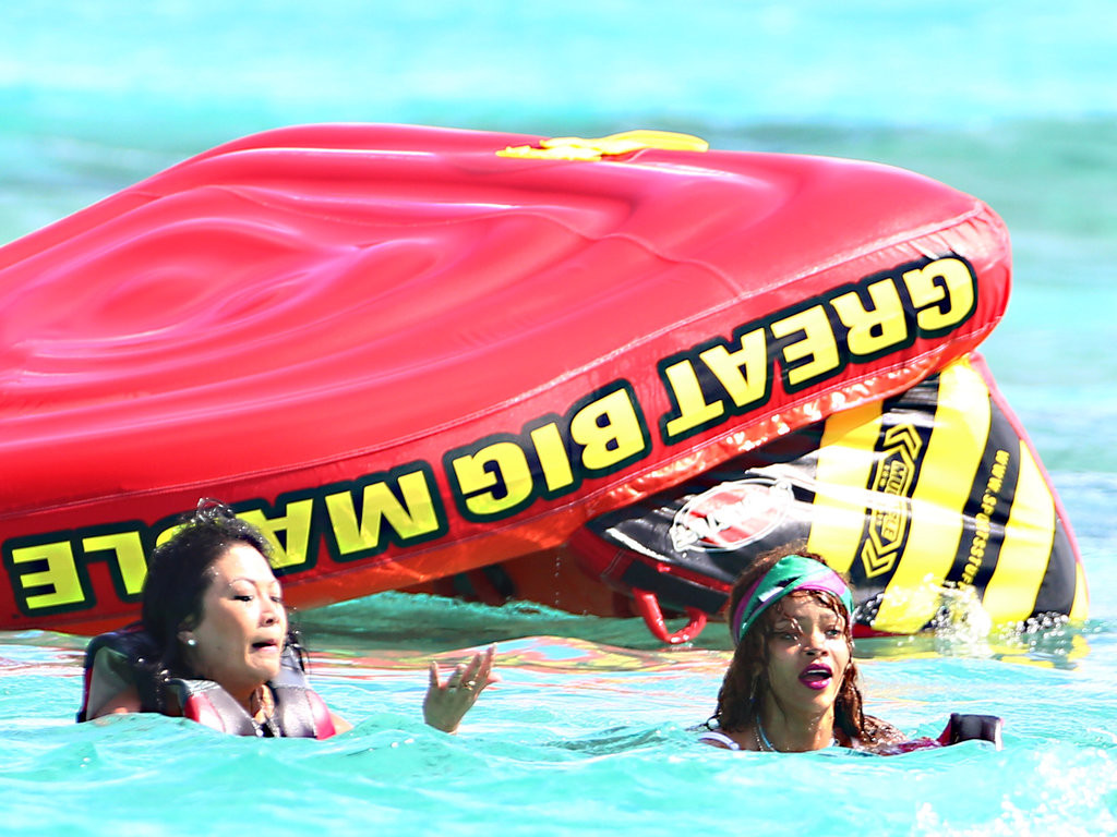 Rihanna-s-eclate-en-vacances-quand-elle-chute-a-l-eau-dans-les-Barbades-7-aout-2015_exact1024x768_l