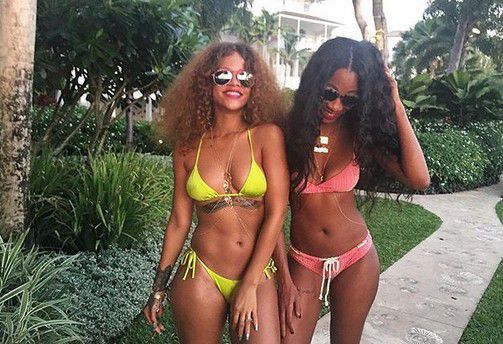 Rihanna-sublime-dans-son-bikini-jaune_portrait_w674
