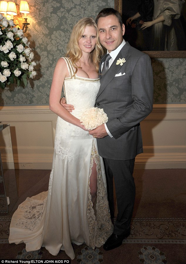 099B3A93000005DC-2978416-Happier_times_David_and_Lara_began_dating_in_September_2009_befo-m-13_1425429916436