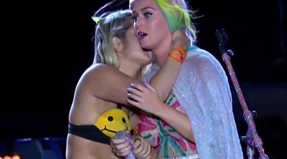 72307 katy perry tripotee sur scene par une fan 1