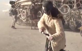 Katy Perry en direct du festival Burning Man a tenté sans succès de conduire un segway