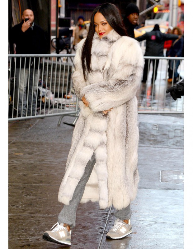 Le-double-look-du-jour-Rihanna-fourrure-grise-et-tailleur-Chanel_visuel_article2