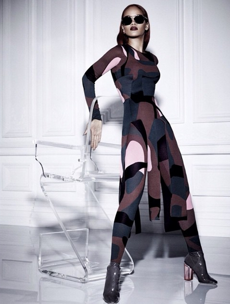 Photos-Rihanna-pour-sa-nouvelle-collaboration-avec-Dior-elle-sort-le-grand-jeu-!_portrait_w674-3