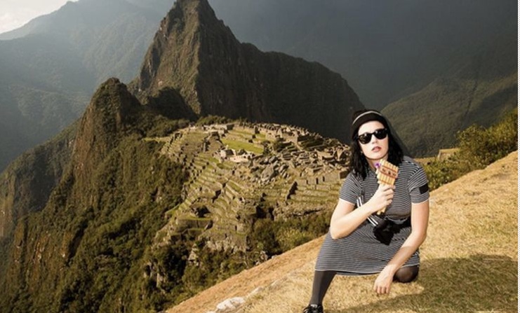 katy perry à la conquête des montagnes pérruviennes