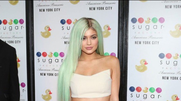 kylie jenner a teint ses cheveux en vert