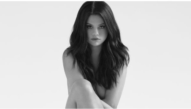 Selena Gomez à moitié nue pour annoncer Revival